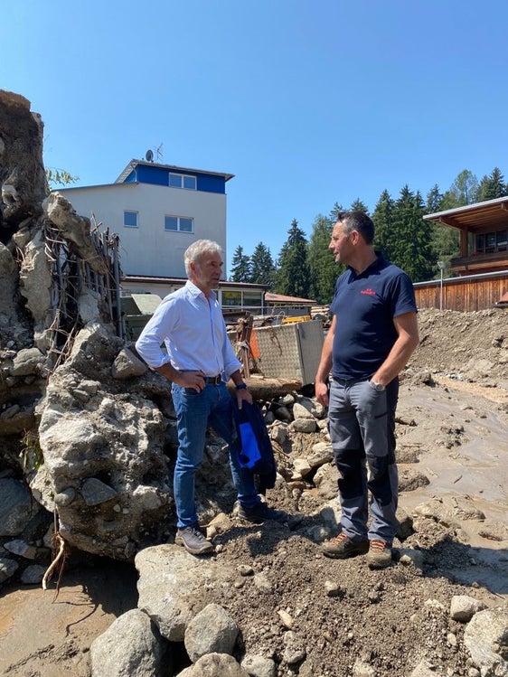 Bevölkerungsschutzlandesrat Schuler (links) verschaffte sich mit Vizebürgermeister Oswald Karbon (rechts) bei einem Lokalaugenschein ein Bild von der Lage am Frötschbach in Seis nach dem Starkregen von gestern Abend. (Foto: LPA/Noemi Prinoth)