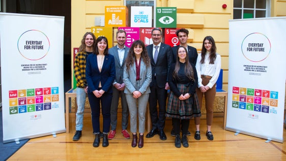 I temi dell'incontro con il presidente Arno Kompatscher sono stati l'alloggio, la carenza di lavoratori qualificati e, in questo contesto, il ritorno in Alto Adige dopo la laurea, la tutela del clima e dell'ambiente e la parità di genere. (Foto: ASP/Brucculeri)