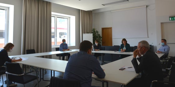 Fokus auf die Natur: (ab Bildmitte im Uhrzeigersinn) LRin Hochgruber Kuenzer, Ressortdirektor Frank Weber, Bürgermeister Mittermair, Abteilungsdirektor Sicher, Elisabeth Berger und Direktor Leo Hilpold vom Amt für Natur, Abteilungsdirektorin Virna Bussadori. (Foto: LPA/Marcella Morandini)