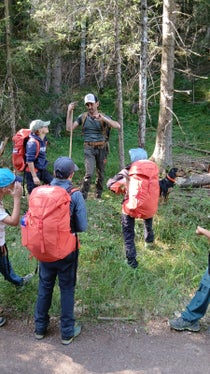 Frühmorgens stand für die angehenden Junior Ranger Wildtierbeobachtung mit Jagdaufseher Leo Werth auf dem Programm. (Foto: LPA/Landesamt für Natur/Ivan Plasinger)