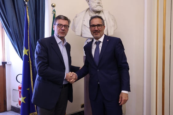 Un clima di grande cordialità ha caratterizzato l'incontro tra il ministro dell'Economia e delle Finanze, Giancarlo Giorgetti (a sinistra), e il presidente della Provincia autonoma di Bolzano, Arno Kompatscher. (Foto: Ministero dell'Economia e delle Finanze)