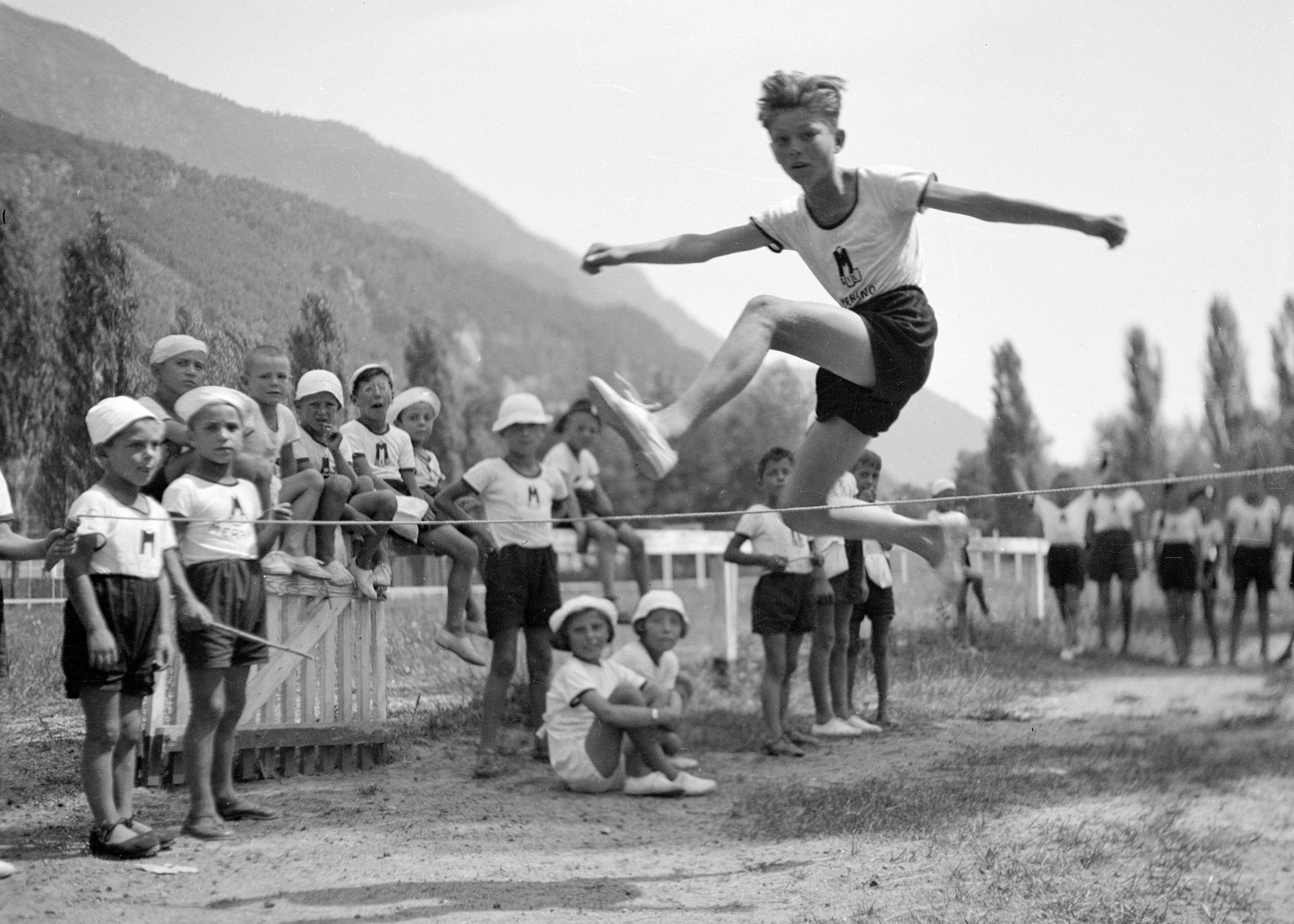 Das Dorf Montecatini beherbergte die Familien der Angestellten; es gab dort eine Schule, eine medizinische Ambulanz, einen Lebensmittelverkauf, Gemeinschaftsräume, Gärten und einen Sportplatz. Sisto Sisti (1906–1981), Angestellter des Montecatini-Werks und autodidaktischer Fotograf, hinterließ über 13.000 Bilder aus 20 Jahren, die heute im Landesarchiv Bozen aufbewahrt werden. (Foto: Sisto Sisti, Fotoarchiv des Südtiroler Landesarchivs)