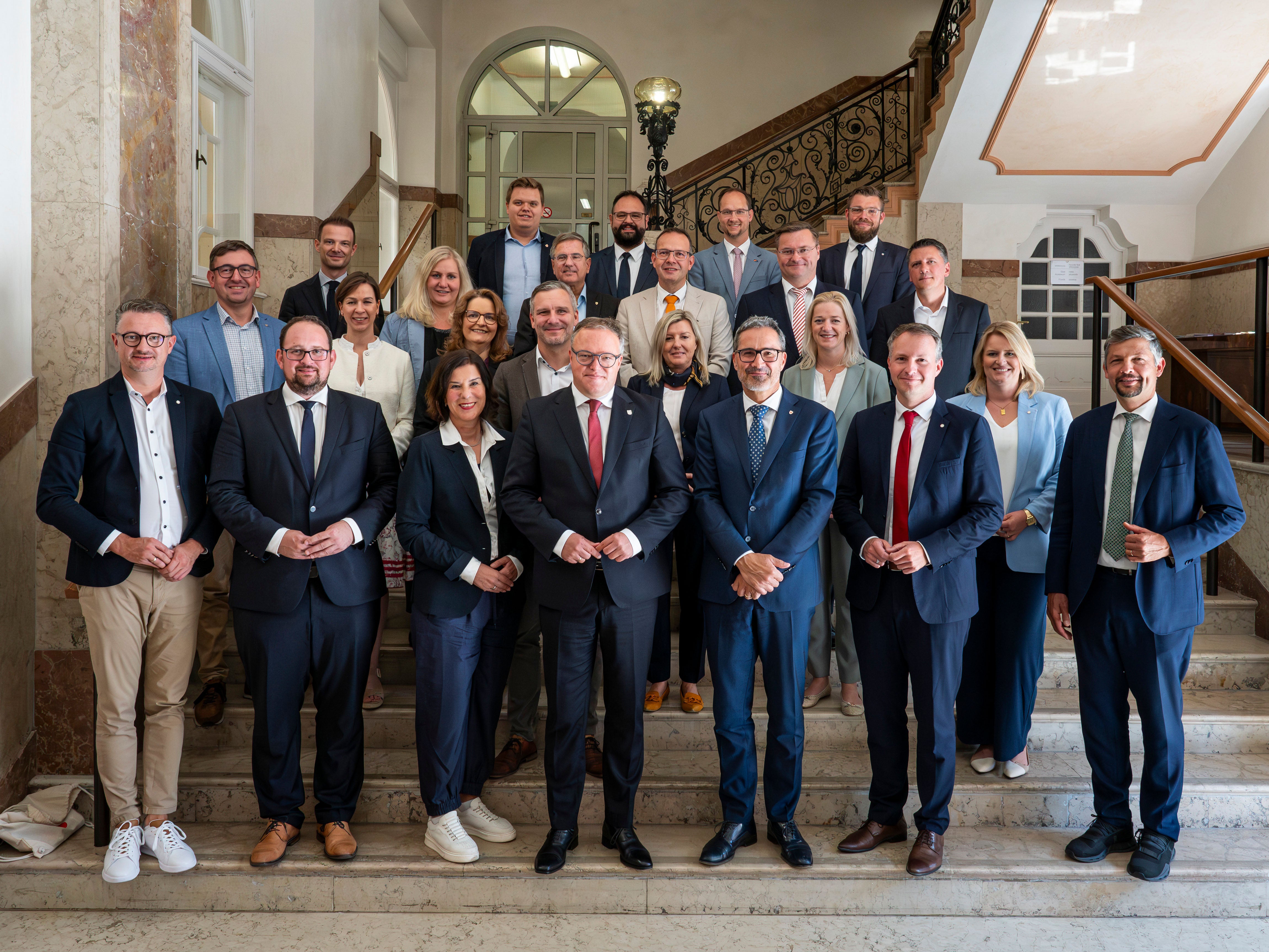 La foto di gruppo della delegazione della Dieta statale della Turingia accolta dal presidente Arno Kompatscher (in prima fila, terzo da destra) e dal vicepresidente Daniel Alfreider (primo a destra) al termine dell'incontro svoltosi a Palazzo Widmann. (Foto: USP/Fabio Brucculeri)