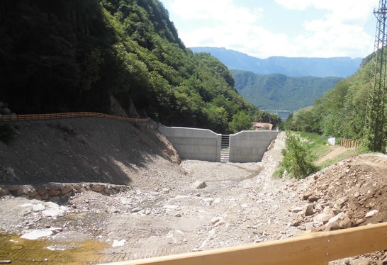 La nuova briglia a fessura ha un bacino di ritenzione della capacità di circa 25.000 metri cubi (Foto: ASP/Ufficio sistemazione bacini montani Sud)