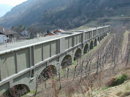 La centrale di Marlengo: il Piano triennale garantirà l'attuazione di misure di miglioramento ambientale a favore del territorio dei comuni rivieraschi. (Foto Alperia)