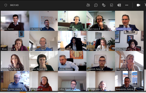 Die heutige Abschlussveranstaltung der Führungskräfte-Grundausbildung 2021 mit LH Kompatscher (oben rechts), GD Steiner (Mitte) und dem Direktor im Amt für Personalentwicklung, Günter Sölva (oben links) 