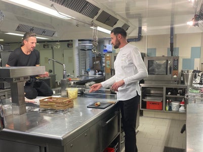 Roland Hanny beim Kochen für „So isst Euregio“: Als Mitinitiator der Plattform „A gmahnte Wiesn“ setzt er sich für die Sichtbarkeit regionaler Produkte ein. (Foto: Euregio)