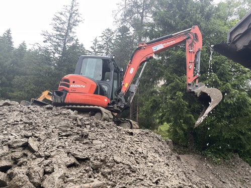 Mit Baggern wird das Material entfernt. (Foto: LPA/G.News)