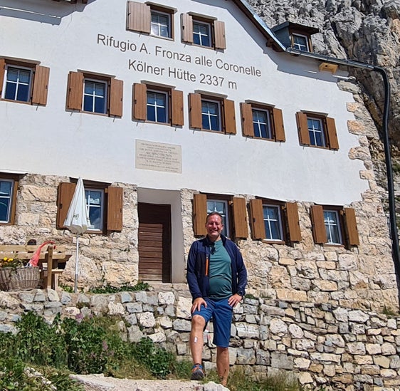 Landesrat Bessone vor der auf 2337 Metern Meereshöhe gelegenen Kölner Hütte (Foto: LPA)