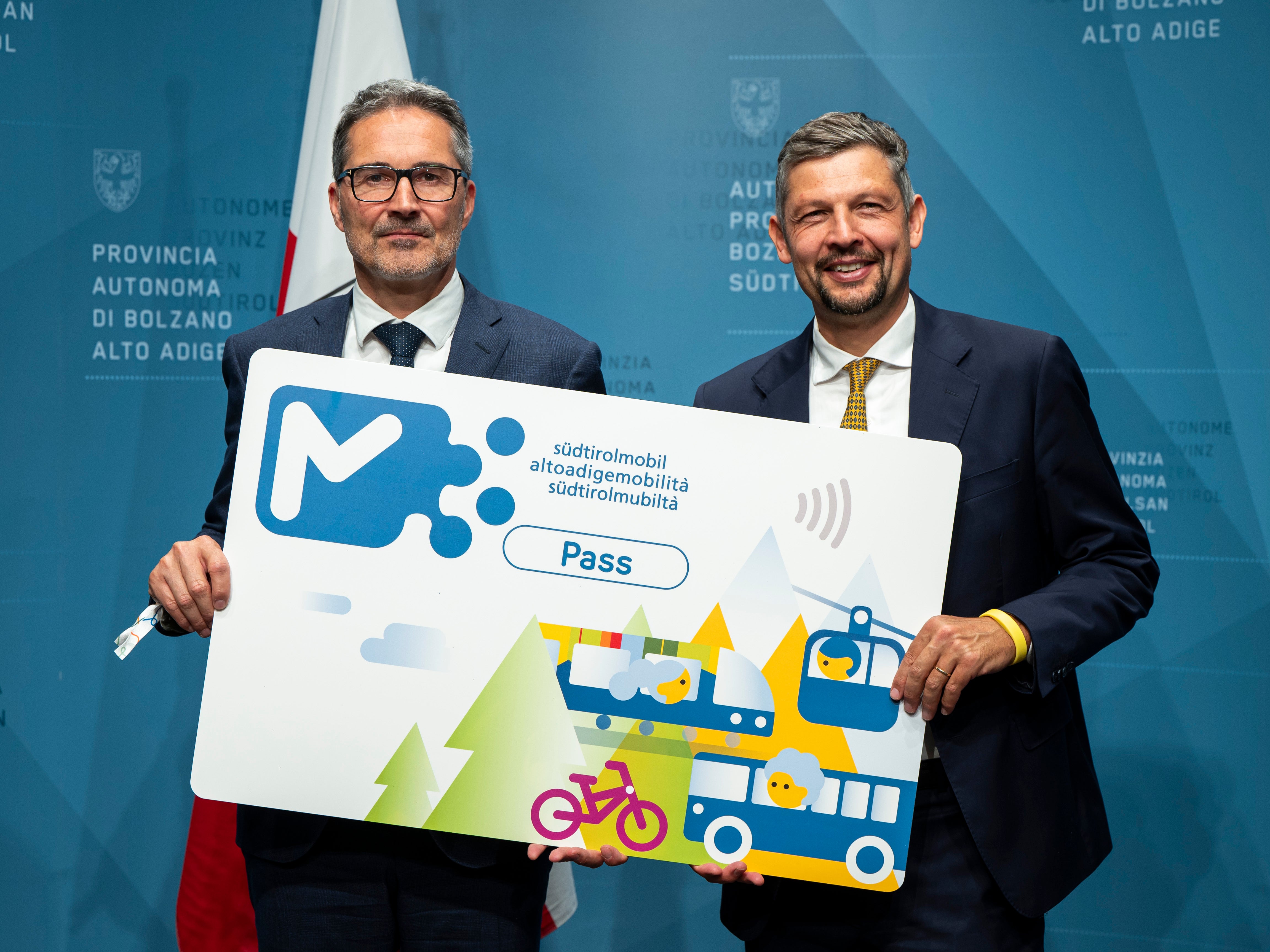 Ab Juni wird für Neuabos und für jene, die eine Tarifänderung vornehmen möchten, nur noch eine zentrale Trägerkarte ausgegeben: die südtirolmobil-Karte. Auf ihr lassen sich  alle regionalen Tarife und Abonnements digital verwalten und nutzen. Landeshauptmann Arno Kompatscher (links) und Landesrat Daniel Alfreider stellten die Neuerungen vor.  (Foto: LPA/Fabio Brucculeri)