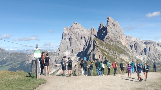 Il compito dei Südtirol Alto Adige Ranger è sensibilizzare i visitatori, in luoghi molto frequentati come il Seceda in Val Gardena (nella foto), sul comportamento corretto da tenere nei confronti della natura e del paesaggio. (Foto: Dolomites Val Gardena)