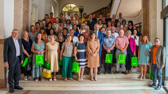 Uno dei quattro gruppi di pensionati, in onore dei quali nei giorni scorsi è stata fatta una cerimonia di saluto a Palazzo Widmann a Bolzano (Foto: ASP/Greta Stuefer)
