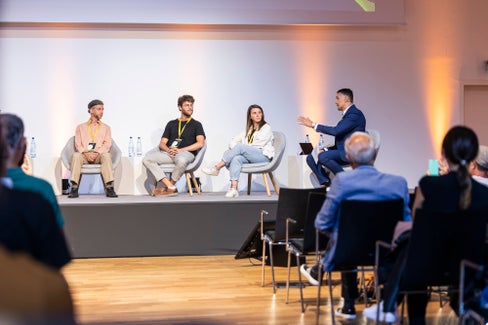 David Hofmann (Climate Action), Zeno Oberkofler (Fridays for Future Alto Adige) Majda Brecelj (Fridays for Future Alto Adige) discutono con i rappresentanti della Giunta provinciale moderati da Pietro Polidori ai Sustainability Days. (Foto: ASP/Visualite/Tiberio Sorvillo)