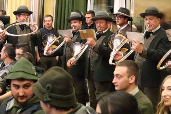 Auf, auf zum fröhlichen Jagen: Die Jagdhornbläser Ritten bei der Jungjägerfeier im Innenhof des Palais Widmann. (Foto: LPA/Maja Clara)
