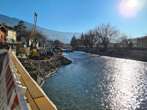 L'Isarco viene ampliato a Bressanone all'altezza dell'Aquarena per rafforzare la protezione dalle inondazioni. Procedono i lavori dell'Ufficio sistemazione bacini montano Nord (Foto: ASP)