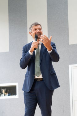 L'assessore provinciale Daniel Alfreider: Il nostro sistema scolastico ladino è unico in Alto Adige, si potrebbe dire 'europeo', grazie all'approccio plurilinguistico e quindi molto contemporaneo. (Foto: USP/Area pedagogica/Bruno Ferdigg)