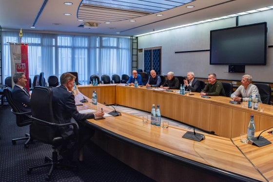 Vollzählig kam der Vorstand des Landesverbandes der Freiwilligen Feuerwehren Südtirols LFV zum Antrittsbesuch beim für den Bereich Bevölkerungsschutz zuständigen Landeshauptmann Arno Kompatscher (Vordergrund l.) und Ressortdirektor Ulrich Stofner: (gegenüber v. l.) LFV-Vorstandsmitglieder Roman Horrer und Martin Künig, Direktor Christoph Oberhollenzer, Verbandspräsident Wolfram Gapp, Stellvertreter Peter Hellweger, Vorstandsmitglied Konrad Unterthiner (Foto: LPA/Greta Stuefer)