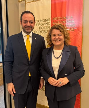 Gli assessori Marco Galateo e Rosmarie Pamer lodano iniziative come quella della Scuola professionale provinciale “Ritz”, che sensibilizzano in modo pratico sull'uso consapevole degli alimenti. (Foto: USP)