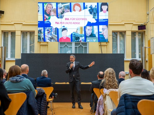 Le collaboratrici e i collaboratori della Provincia sono garanti della qualità dei servizi offerti dall'amministrazione provinciale. Questo il messaggio rivolto dal presidente Kompatscher ai nuovi assunti della Provincia. (Foto: ASP/Fabio Brucculeri) 