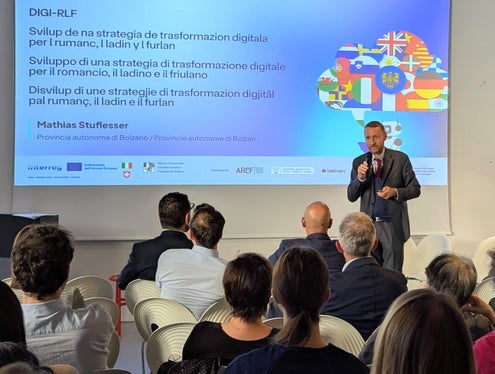 Il direttore di Ripartizione Mathias Stuflesser sottolinea l’importanza della visibilità digitale per le tre lingue retoromanze. (Foto: Direzione Istruzione, Formazione e Cultura ladina/Robert Sama)