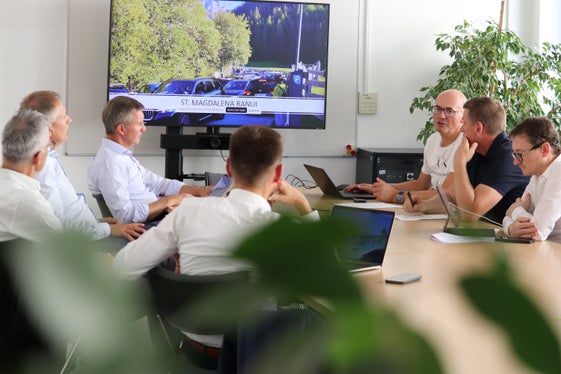 Bei der Sitzung Hotspot-Managment Villnöß von links am Besprechungstisch der Leiter der Abteilung Marketing und Touristik in der IDM Wolfgang Töchterle, der Direktor der Landesabteilung Forstdienst Günther Unterthiner, der Direktor des Ressorts Land- und Forstwirtschaft und Tourismus Ulrich Höllrigl, der Landesrat für Land- und Forstwirtschaft und Tourismus Luis Walcher, und weiter auf der rechten Seite des Tisches der Bürgermeister der Gemeinde Villnöß Peter Pernthaler, der Gemeindereferent von St. Magdalena/Villnöß Richard Obexer, der Direktor des Ressorts Umwelt, Natur- und Klimaschutz Alexander Gruber. (Foto: LPA/Maja Clara) (Foto: LPA/Maja Clara)