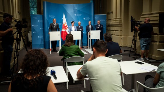 Im Rahmen einer gemeinsamen Pressekonferenz stellten Landeshauptmann Arno Kompatscher, Landesrätin Ulli Mair und die Vertreter der drei lokalen Banken die ausgearbeiteten Neuerungen für das Bausparen vor. (Foto: LPA/Fabio Brucculeri)