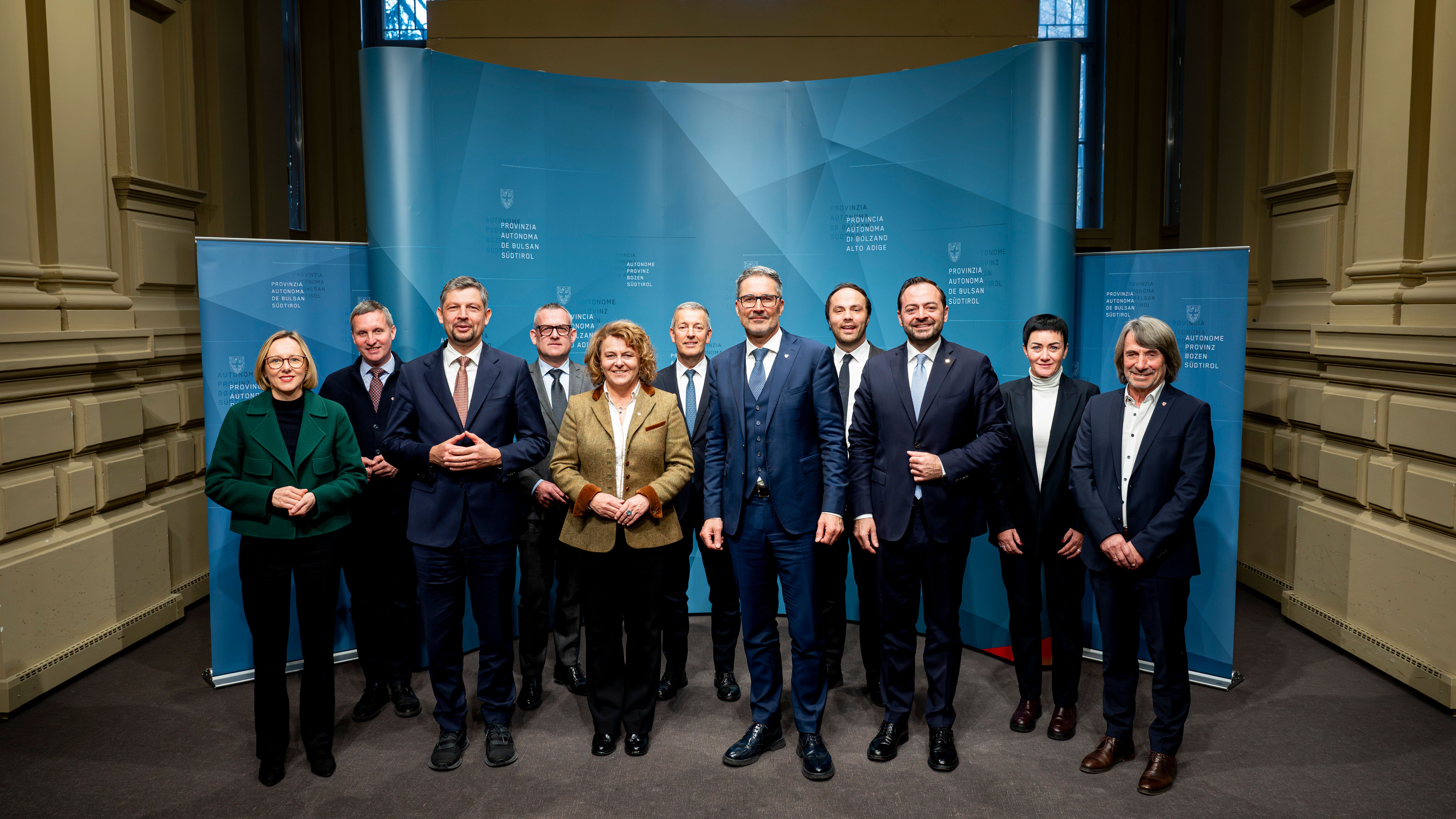 Die Landesregierung, bestehend aus Magdalena Amhof, Luis Walcher, Daniel Alfreider, Christian Bianchi, Rosmarie Pamer, Peter Brunner, Arno Kompatscher, Philipp Achammer, Marco Galateo, Ulli Mair und Hubert Messner (von links nach rechts) hat im ersten Jahr ihrer Amtszeit konkrete Maßnahmen gesetzt, die die Menschen in den Mittelpunkt stellen. (Foto: LPA/Fabio Brucculeri)