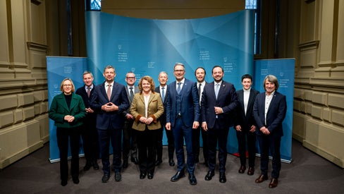 Die Landesregierung, bestehend aus Magdalena Amhof, Luis Walcher, Daniel Alfreider, Christian Bianchi, Rosmarie Pamer, Peter Brunner, Arno Kompatscher, Philipp Achammer, Marco Galateo, Ulli Mair und Hubert Messner (von links nach rechts) hat im ersten Jahr ihrer Amtszeit konkrete Maßnahmen gesetzt, die die Menschen in den Mittelpunkt stellen. (Foto: LPA/Fabio Brucculeri)