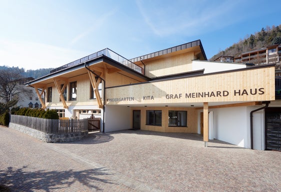 Für die Aufstockung des Kindergartens (im Bild) erhielt die Gemeinde Mühlbach 125.280 Euro aus dem Waldbaufonds. (Foto: LPA/Jürgen Eheim)