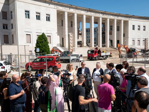 Affollato punto stampa, in piazza Tribunale a Bolzano, per la presidente del Tribunale di Bolzano Francesca Bortolotti, l'assessore provinciale Christian Bianchi, la soprintendente provinciale ai Beni culturali Karin Dalla Torre e il direttore di Dipartimento Daniel Bedin. (Foto: USP/Fabio Brucculeri)