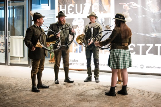 Sono 300 i suonatori di corno da caccia attivi in Alto Adige. Con i loro corni da caccia in Mi bemolle, il gruppo di corni da caccia di Tesimo ha inaugurato i festeggiamenti il 26 novembre davanti al Waltherhaus di Bolzano. (Foto: USP/Bernhard Aichner)