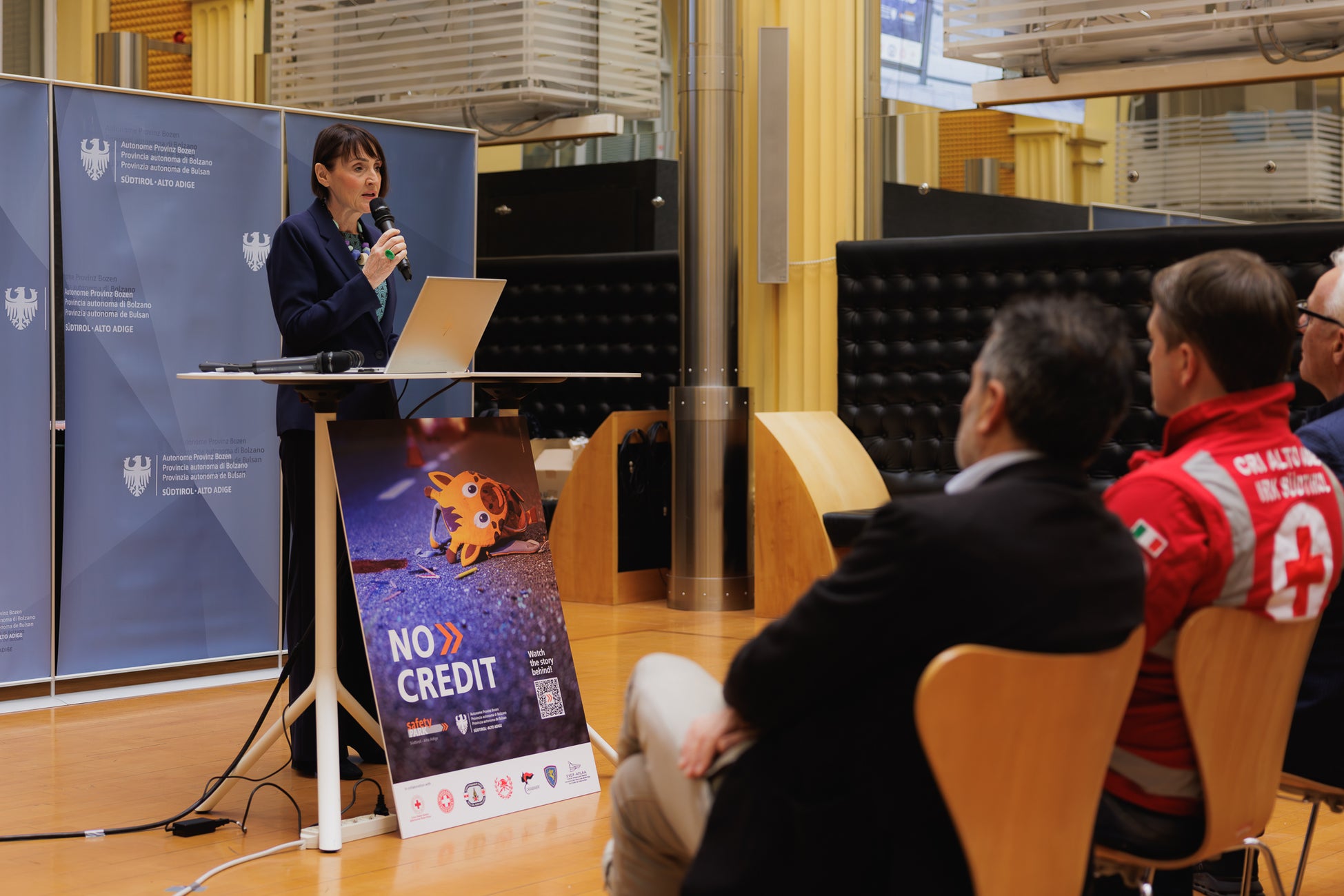 Die Regierungskommissärin Maddalena Travaglini betonte im Rahmen der Pressekonferenz die Bedeutung der Zusammenarbeit bei der Vorbeugung von Verkehrsunfällen. (Foto: LPA/STA/Ivan Brentegani)