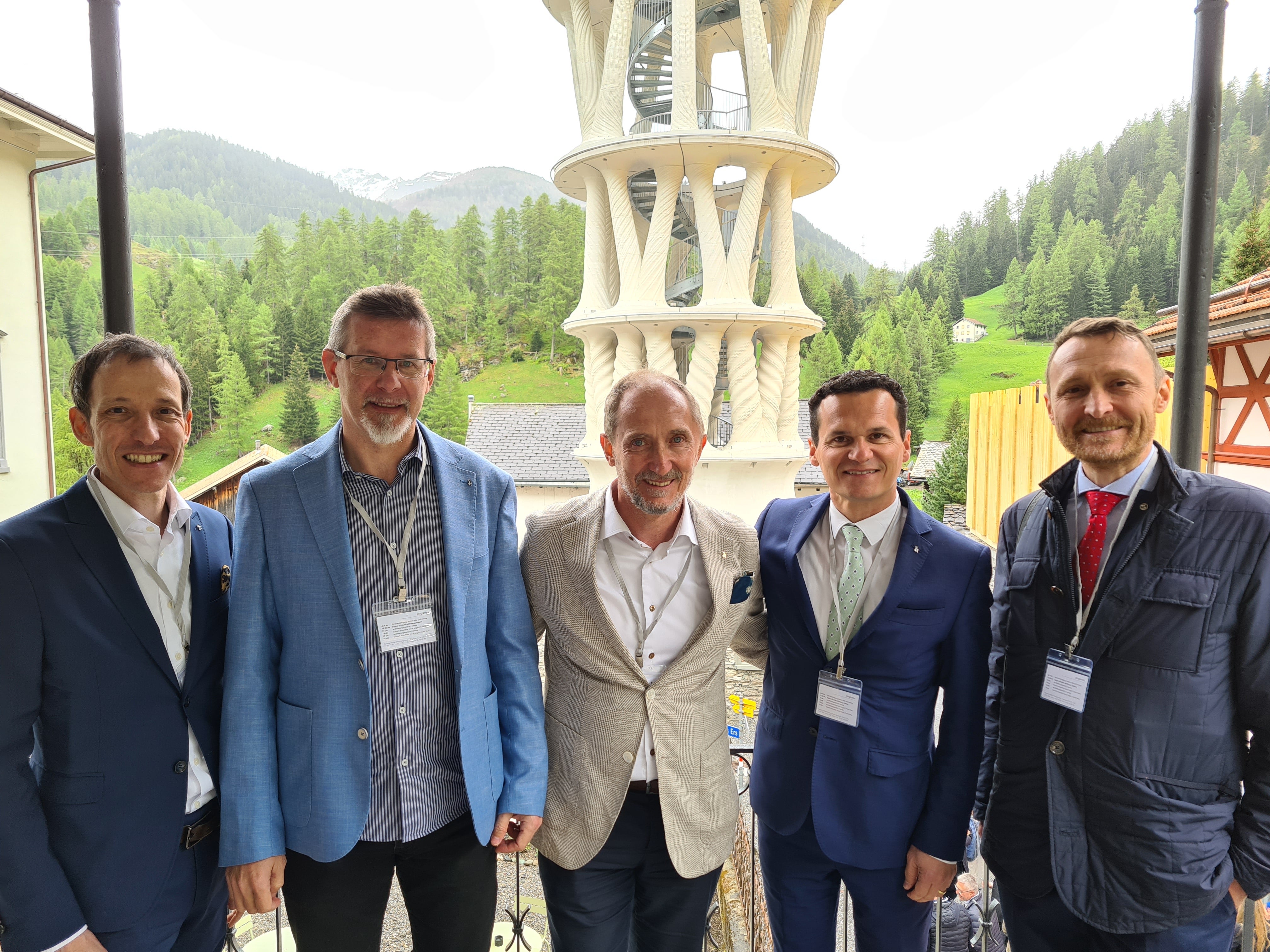 Dai 20 ai 22 de ma é na delegaziun dl'Intendënza y Cultura ladina jüda a vijité le raiun linguistich rumanc ti Grijiuns (da man ciampa a man dërta): Andreas Gabriel, Carlo Suani, Markus Solinger, André Comploi y Mathias Stuflesser (Foto: USP/Intendënza y Cultura ladina)

