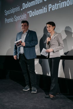 Virna Bussadori (r.), Direktorin der Landesabteilung Natur, Landschaft und Raumentwicklung, die für das Dolomiten Unesco Welterbe in Südtirol zuständig ist, und Landesgeologe und Jurymitglied Volkmar Mair bei der Preisverleihung am 12. April in Bozen (Foto: Bolzano Film Festival Bozen/Daniele Fiorentino)