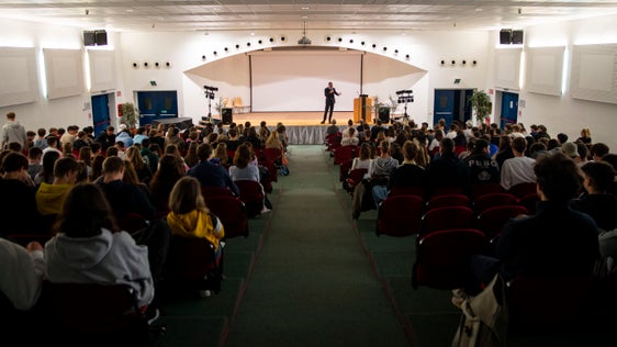 Nel corso della visita al WFO e al Realgymnasium/FOB di Bolzano, il presidente  della Provincia, Arno Kompatscher, ha illustrato la strategia dell’Alto Adige nel campo della sostenibilità (Foto: ASP/Fabio Bruccoleri)