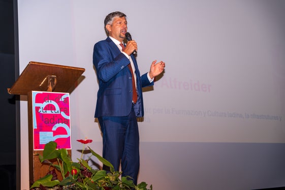 Il “Di dla Cultura Ladina” ha dimostrato ancora una volta quanto sia viva la cultura ladina e quanto sia in grado di unire persone di diverse generazioni, ha sottolineato l’assessore provinciale Daniel Alfreider durante l’evento a Ortisei. (Foto: USP/Bruno Ferdigg)