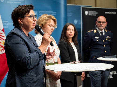 Judith Gögele, presidente del&nbsp;Comitato provinciale per le comunicazioni, ha ribadito la forte influenza che la comunicazione digitale ha sulla convivenza. “Internet e i social media non sono più mondi paralleli, ma fanno parte della nostra quotidianità. Ciò che viene detto lì non rimane lì, ma si ripercuote sulla realtà”. (Foto: USP/Fabio Brucculeri)