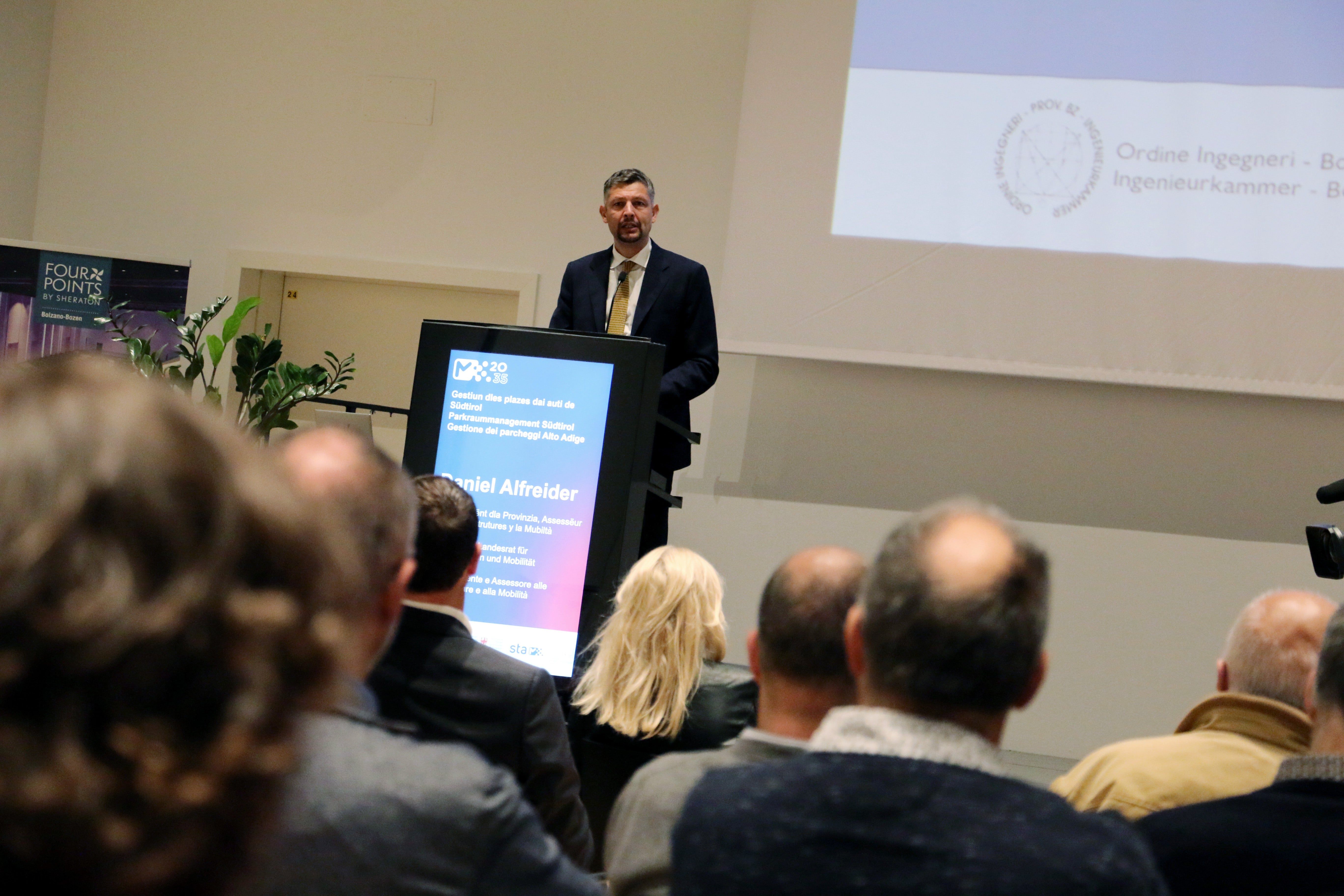 Durch moderne Parkleitsysteme und smarte&nbsp;Tarifgestaltung, wie sie unsere Gemeinden zum Teil bereits implementieren, wollen wir unnötigen&nbsp;Verkehr&nbsp;verringern und den öffentlichen&nbsp;Personenverkehr&nbsp;stärken, erklärte Mobilitätslandesrat Daniel Alfreider die Strategie des Landes in puncto Parkraummanagement. (Foto: LPA/Ingo Dejaco)