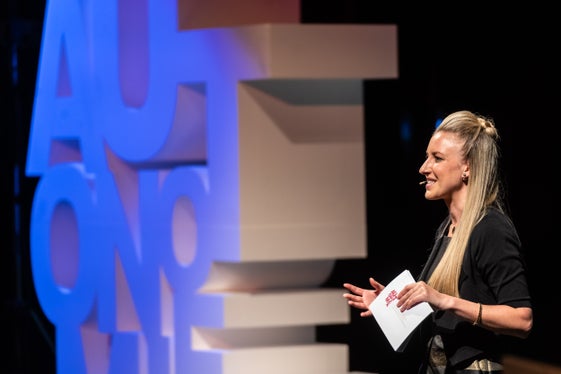 Karin Gschnitzer ha moderato la cerimonia odierna. (Foto: ASP/Ivo Corrà)