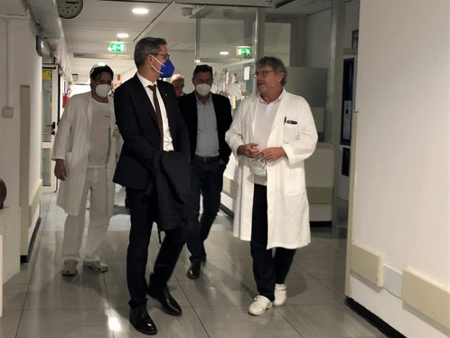Beim Lokalaugenschein besuchte Landeshauptmann Kompatscher die Abteilungen Gynäkologie und Geburtshilfe und konnte sich mit Primar Steinkasserer (r. i. B.) über aktuelle Themen unterhalten. (Foto: Südtiroler Sanitätsbetrieb)