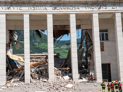 All'interno dell'edificio, in cui solitamente lavorano 150 persone, erano presenti sei addetti alle pulizie e solo una di queste persone ha riportato dei leggeri graffi, mentre le altre sono completamente illese. (Foto: USP/Fabio Brucculeri)