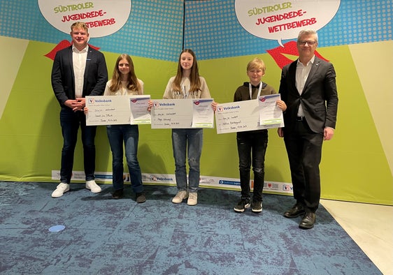 Sieger Klassische Rede Mittelschule (v. l.): Philipp Tarfusser (Südtiroler Jugendring), 1. Platz Sarah Lea Tillack,  2. Platz Maja Schweigl, 3. Platz Niklas Bertagnoll, Mariano Paris (Leiter Corporate Communication und Marketing Volksbank) (Foto: LPA/Deutsche Bildungsdirektion)
