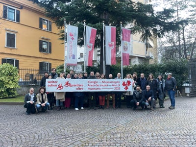 “Weiter sehen”: Logo und Motto des Museumsjahrs 2025 wurden beim Treffen von Museumsvertretenden aus Tirol, Südtirol und dem Trentino in Trient vorstellt. (Foto: Euregio)