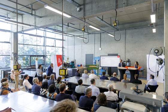 Un'officina della Scuola professionale provinciale per l'industria e l'artigianato di Bolzano è stato scelta dall'assessore provinciale Achammer per ripercorrere gli ultimi cinque anni di lavoro nei suoi diversi e ampi settori di responsabilità. (Foto: ASP/Tiberio Sorvillo) 