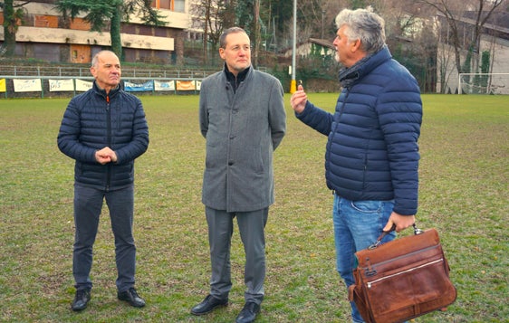 il presidente Haslacher Sprotverein Arthur Bertagnolli ( a sx), l'assessore provinciale al Patrimonio, Massimo Bessone, e il legale rappresentante della ditta Sportbau srl,  Manfred Waldthaler (Foto: ASP/Igor Cocca)