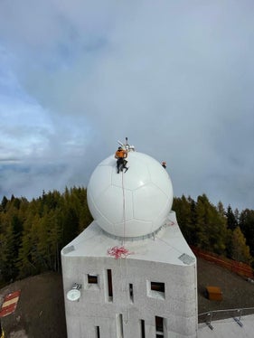 Das Radom mit seinen fünfeckigen Modulen erinnert an einen Fußball. (Foto: LPA/Dienst für Risikoprävention und CUE Trient)