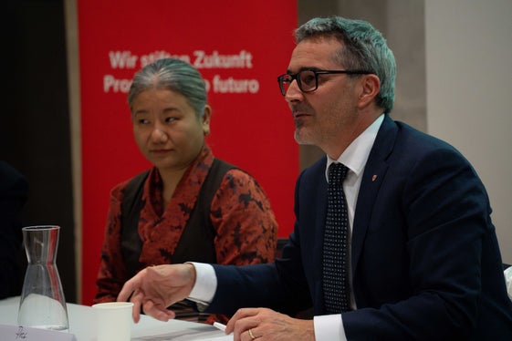 Thinlay Chukki, die Vertreterin der Exiltibeter in Genf, begleitete die Gruppe von jungen Menschen mit tibetianischen Wurzeln. Am Freitagabend beantwortete Landeshauptmann Arno Kompatscher die Fragen der jungen Tibeter und Tibeterinnen. (Foto: Eurac Research/Andrea De Giovanni)