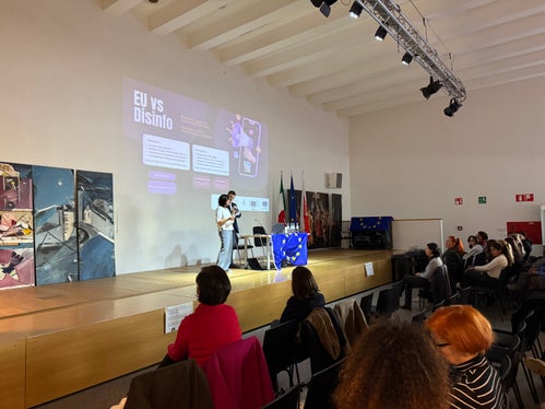 Le fake news e la disinformazione sono molto diffuse su Internet: è stato sottolineato durante l'evento EU vs Disinfo al Liceo Carducci. (Foto: Europe Direct)