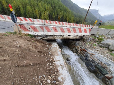 Die derzeit mit Betonelementen gesicherte Brücke Patscheid auf der Landesstraße zwischen Graun und Melag wird neu gebaut.(Foto: LPA/Amt für Straßenbau West)