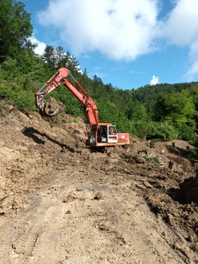Eine Gruppe der Berufsfeuerwehr Bozen hatte nach dem Hochwasser im Mai mit Baggern Verbindungsstraßen in der hügeligen Landschaft zwischen den Fraktionen in der Gemeinde Tredozio in der Provinz Forlì – Cesena freigeschaufelt und so die Anbindung wieder ermöglicht. (Foto: LPA/Berufsfeuerwehr Bozen)